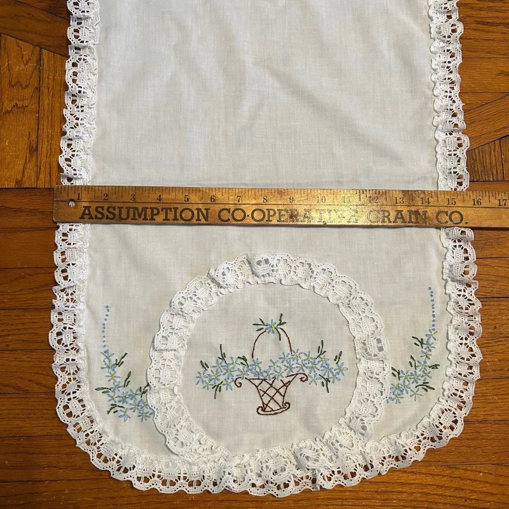 VTG Embroidered Flower Basket Lace Trim White Cotton Table Runner Cottagecore